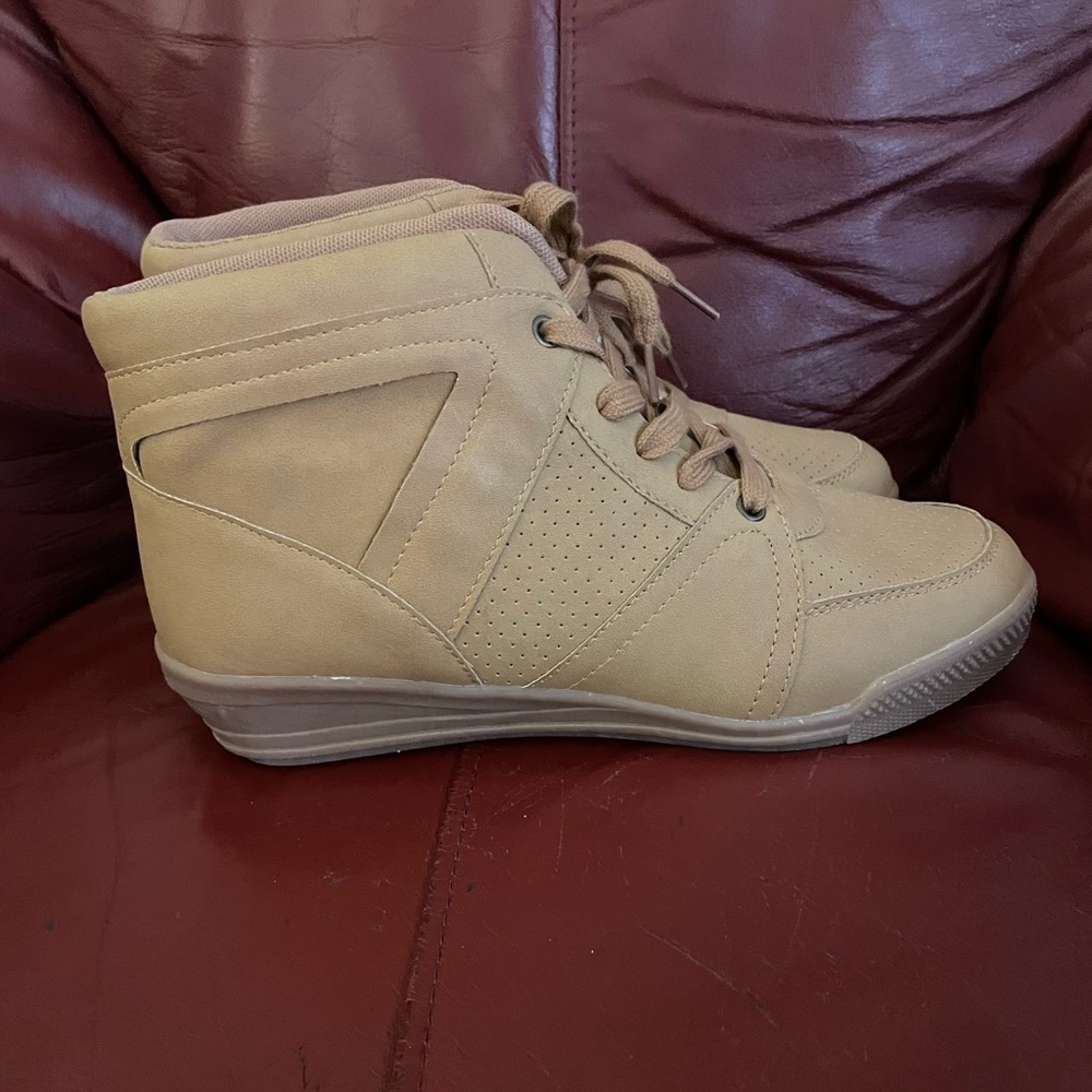 Confirm View Sport Sneaker Honey 9W